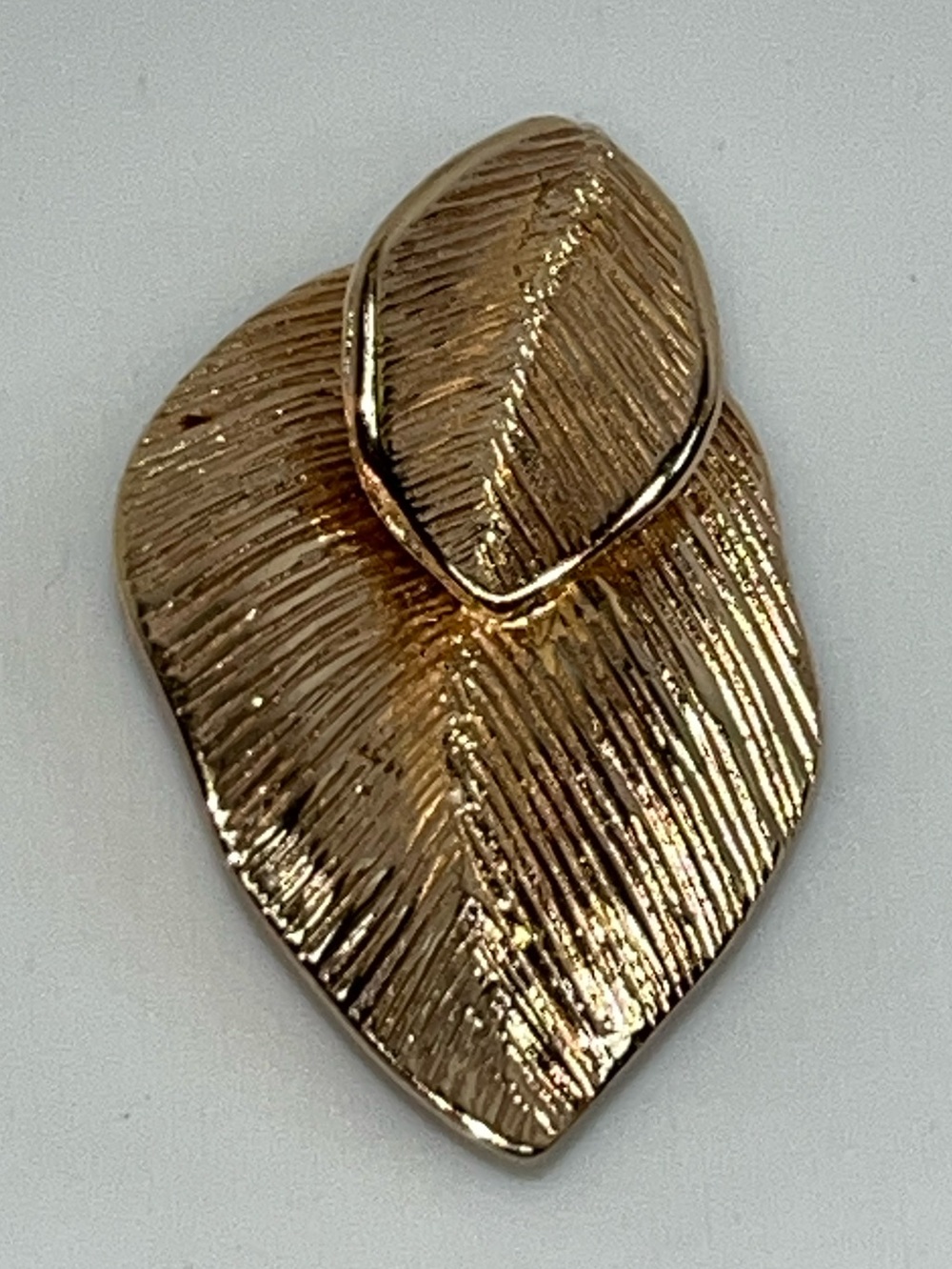 Amway: Vintage Signed Amway Brushed Gold Tone Leaf Brooch Pin / Pendant 

Has pa